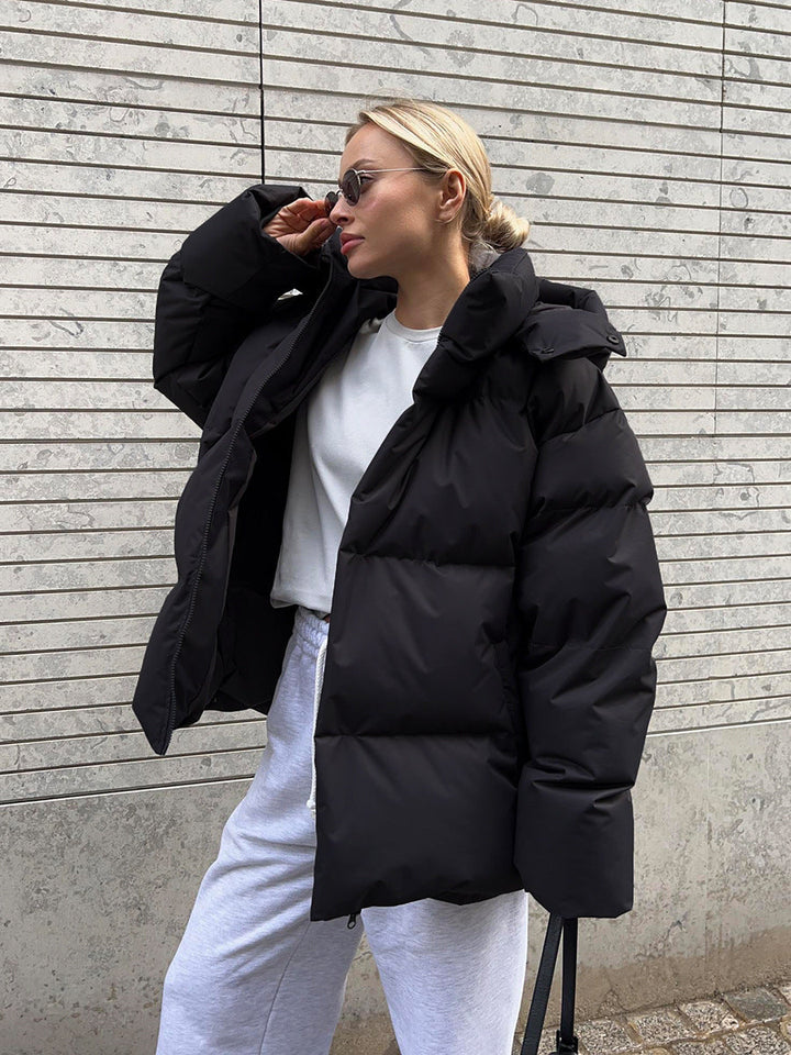 Warme, stylische Damen Pufferjacke mit Kapuze für den Winter. Ideal für Outdoor und Freizeit.