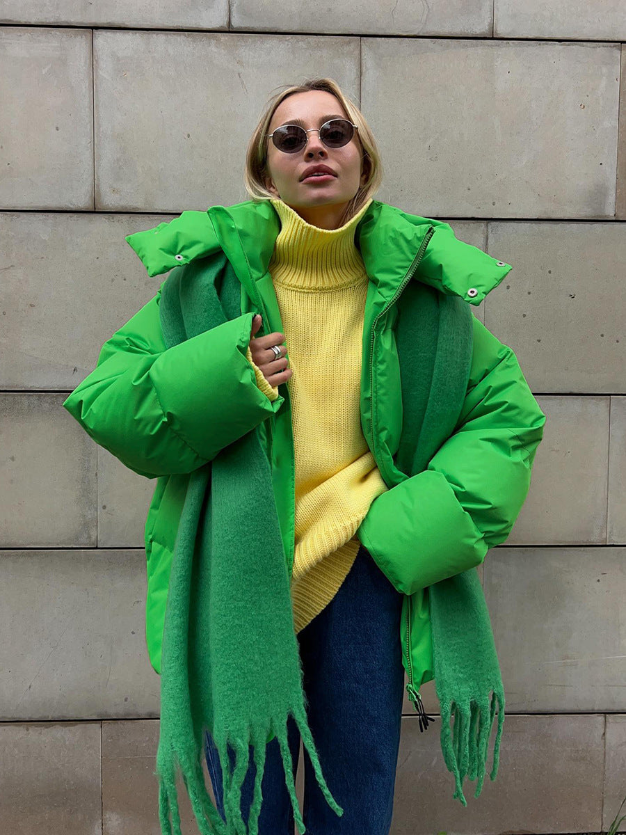 Stylische Damen Pufferjacke mit Kapuze, bietet warmen Komfort für modische Freizeit-Looks.