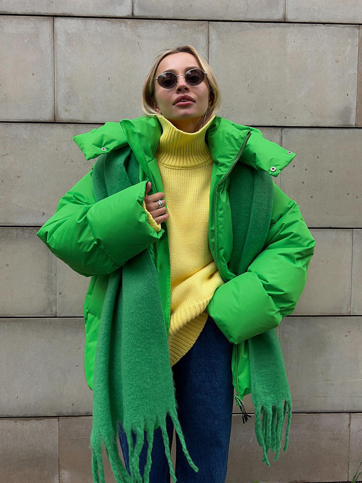 Stylische Damen Pufferjacke mit Kapuze, bietet warmen Komfort für modische Freizeit-Looks.