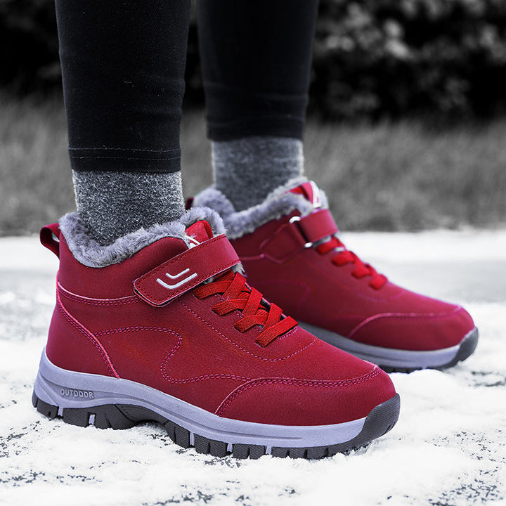 Bequeme Damen Winterstiefel, wasserdicht und warm, mit praktischem Klettverschluss und flacher Sohle.