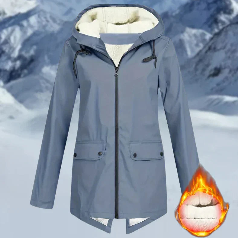 Detailansicht: Wasserdichte Damen Freizeitjacke mit Kapuze, Reißverschluss und warmem Innenfutter für den Winter.