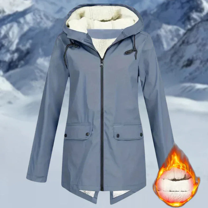 Detailansicht: Wasserdichte Damen Freizeitjacke mit Kapuze, Reißverschluss und warmem Innenfutter für den Winter.