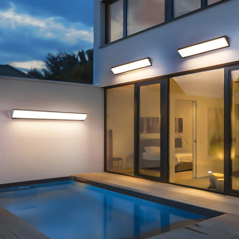 Wasserdichte LED-Wandleuchte, schlankes Design, IP65-zertifiziert, energieeffizient, für Terrasse oder Eingang geeignet.