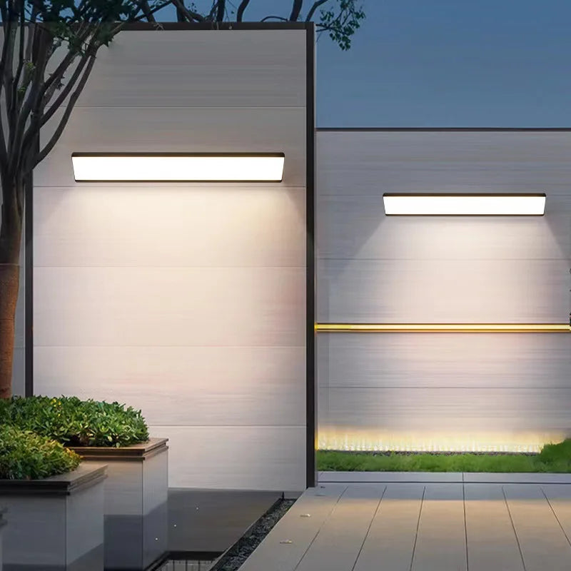 Wasserdichte LED-Wandleuchte, schlankes Design, IP65-zertifiziert, energieeffizient, für Terrasse oder Eingang geeignet.