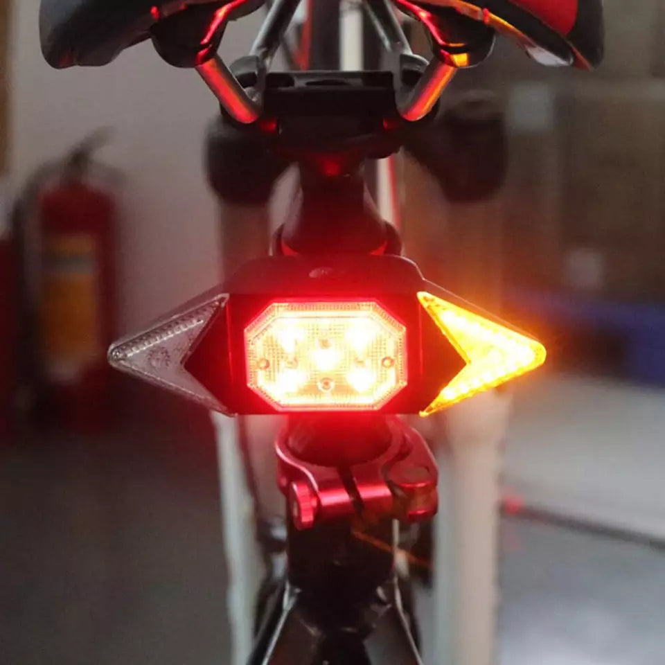 "Wasserdichter Fahrradblinker mit LED-Licht und Fernbedienung, an Fahrradrahmen montiert, bei Nacht sichtbar"
