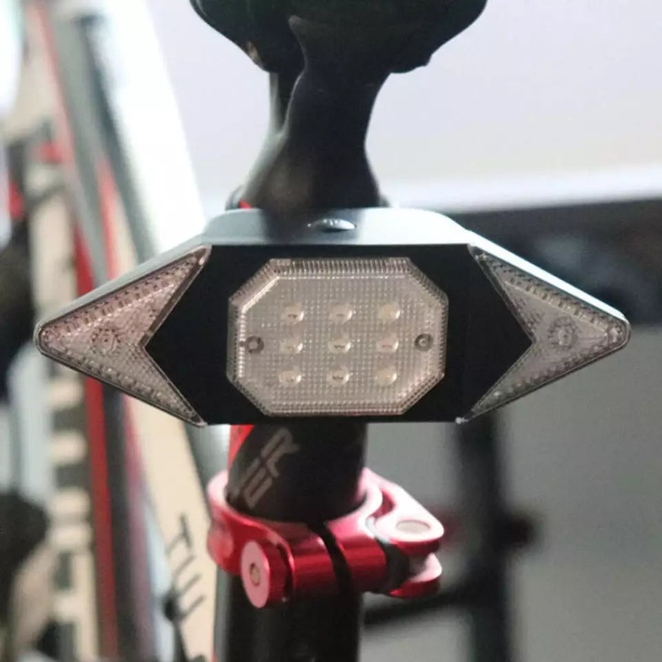 "Wasserdichter Fahrradblinker mit LED-Licht und Fernbedienung, an Fahrradrahmen montiert, bei Nacht sichtbar"