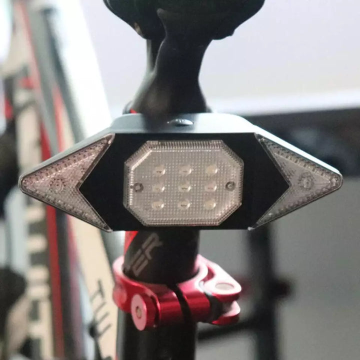 "Wasserdichter Fahrradblinker mit LED-Licht und Fernbedienung, an Fahrradrahmen montiert, bei Nacht sichtbar"