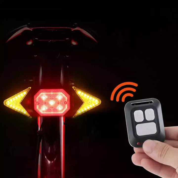 "Wasserdichter Fahrradblinker mit LED-Licht und Fernbedienung, an Fahrradrahmen montiert, bei Nacht sichtbar"