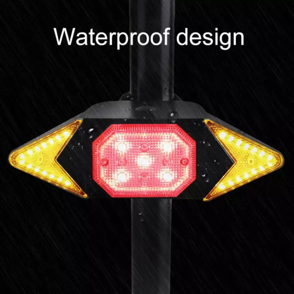 "Wasserdichter Fahrradblinker mit LED-Licht und Fernbedienung, an Fahrradrahmen montiert, bei Nacht sichtbar"