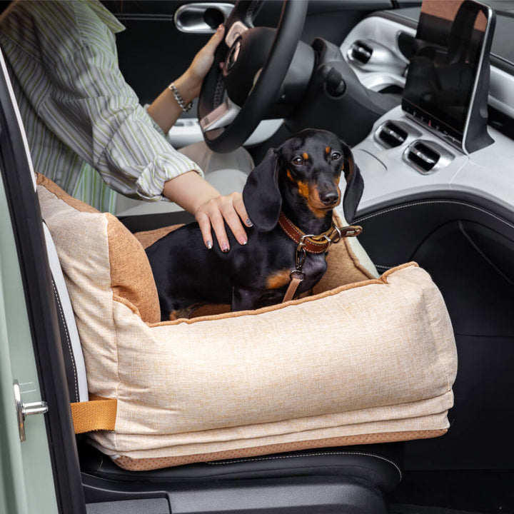 "Wasserdichtes Hunde-Autositzbett in Hellkaffee, bequem und sicher mit Memory-Schaum und Sicherheitsgurten, perfekter Fahrbeg