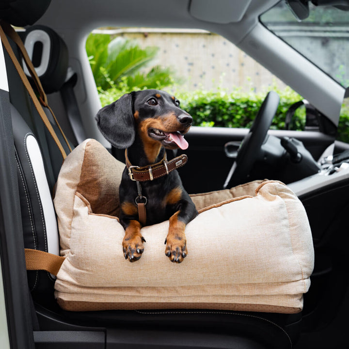 "Wasserdichtes Hunde-Autositzbett in Hellkaffee, bequem und sicher mit Memory-Schaum und Sicherheitsgurten, perfekter Fahrbeg