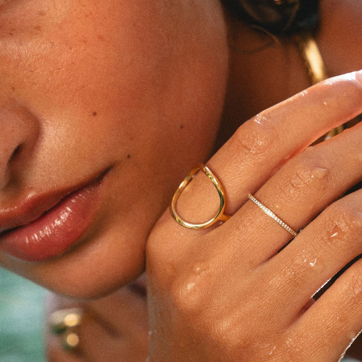 Filigraner Zirkonia Ring getragen im Detailporträt