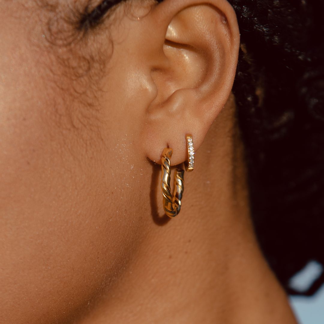 Modische Mini Creolen in Gold am Ohr, dezenter Ohrschmuck für Damen
