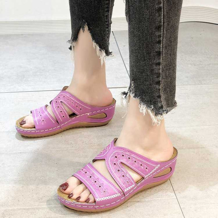 Modische orthopädische Damen-Sandalen; stilvolle Bequemschuhe für einen eleganten Sommerlook und Alltag.