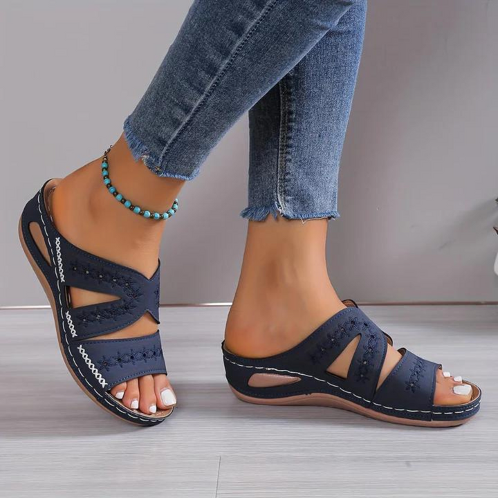 Orthopädische Damen-Sandale mit ergonomischem Fußbett und optimaler Fußgewölbeunterstützung für Komfort.