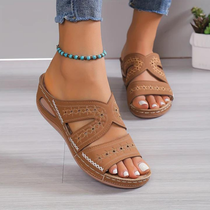 Flache, stylische Damen-Sandale in Beige, orthopädisch und bequem; perfekt für den Sommerstil.