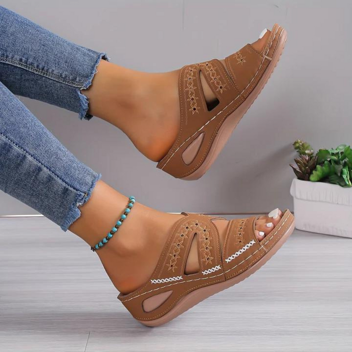 Offene Damen-Sandale mit Zehenschlaufe für Halt; Komfortschuh für lange Spaziergänge im Sommer.