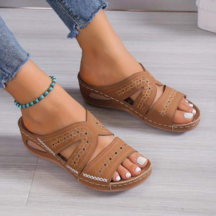 Orthopädische Damen-Sandale mit gepolsterter Ferse; Bequemschuh für gesunden Gang im Sommer.