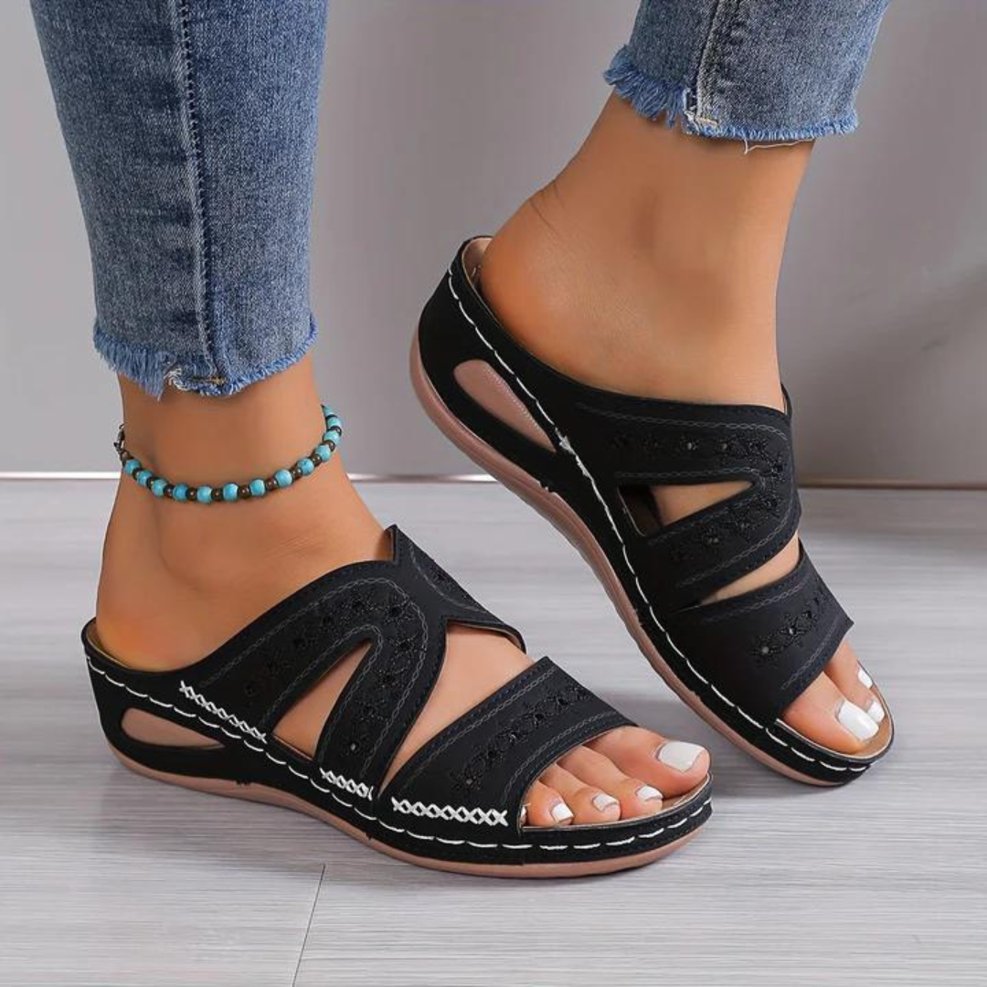 Frau trägt bequeme orthopädische Damen-Sandalen; ideal für Alltag und Freizeit im Sommer.