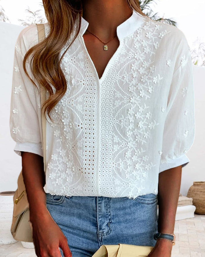 Luftige Sommerbluse für Damen mit V-Ausschnitt und Puffärmeln, perfekt für warme Tage.