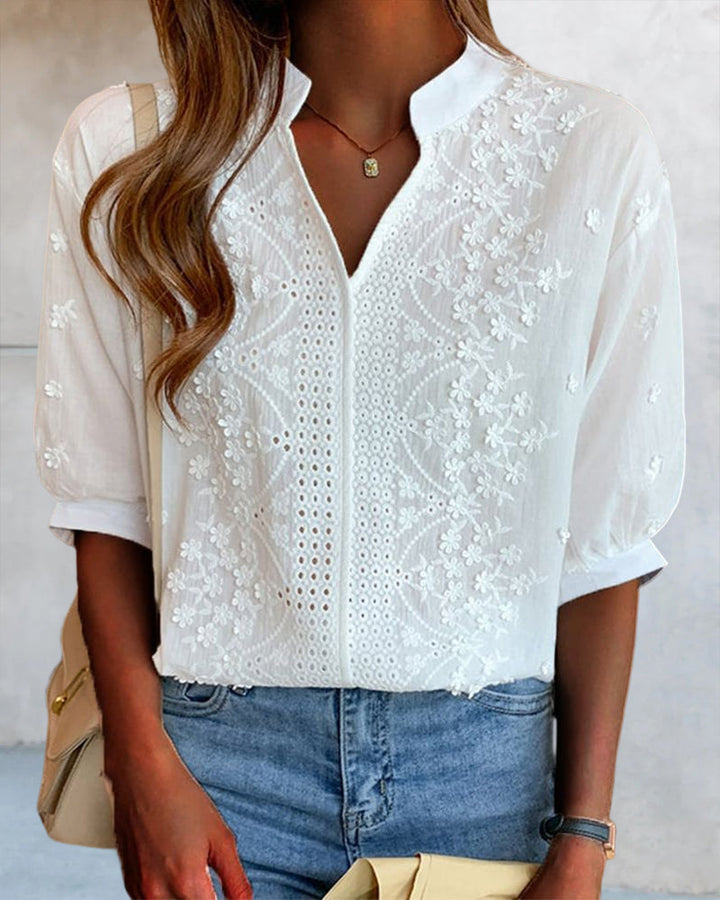 Model trägt weiße, leichte Damenbluse mit V-Ausschnitt und Puffärmeln, ideal für Freizeit.
