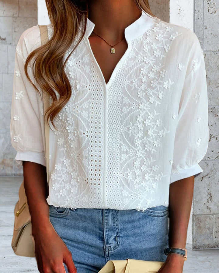 Leichte Damen-Sommerbluse in Weiß mit V-Ausschnitt und Puffärmeln, bequem und stylish.
