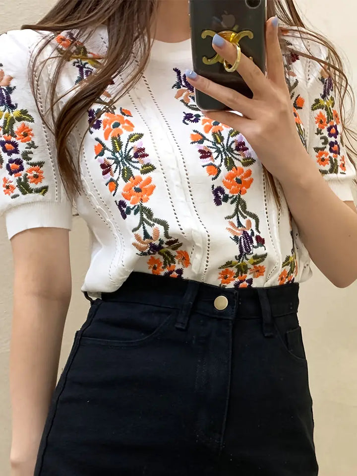 Weißer Damen Strickpullover mit eleganter Blumenstickerei und Rundhals. Ideal für Frühling & Herbstmode.