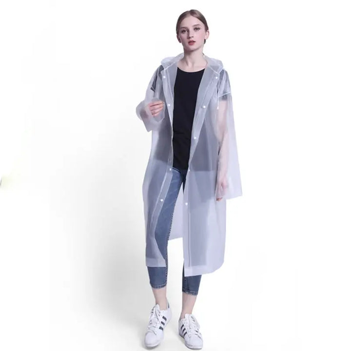 Robuster weißer Regenmantel, zuverlässiger Regenschutz für Klettertouren und Outdoor-Abenteuer.