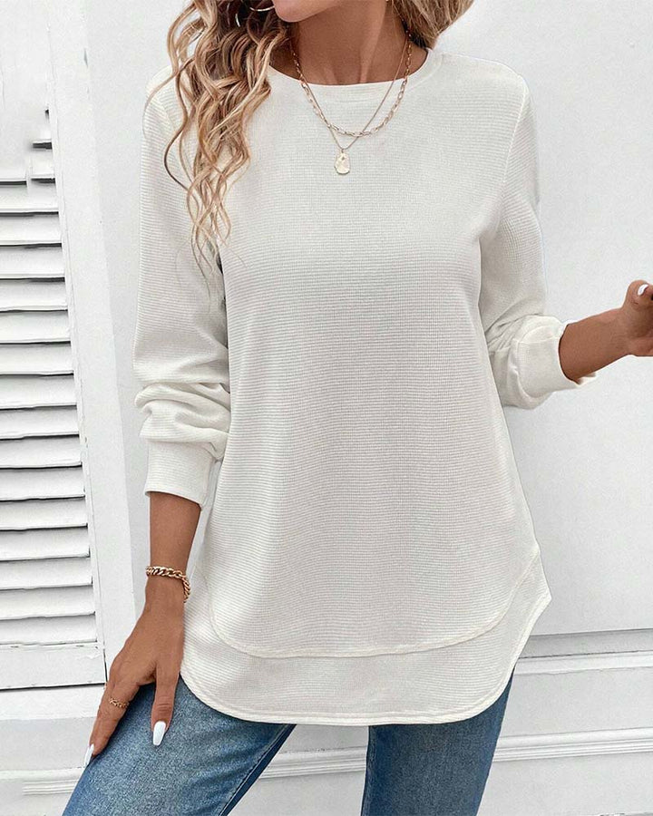 Weißes Damen Langarmshirt mit Rundhalsausschnitt, bequem und vielseitig für Herbst und Frühling. Perfektes Basic Shirt.