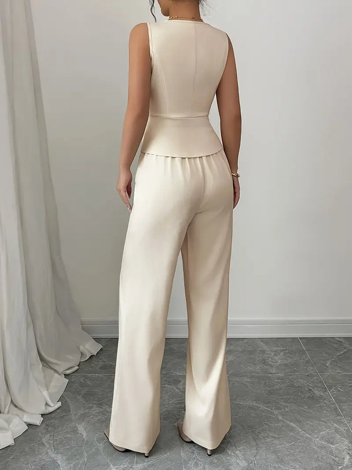 Stilvolles ärmelloses Hosen-Set für Damen in Weiß, perfekter Frühlings-Look; zweiteiliges Outfit mit weitem Bein.
