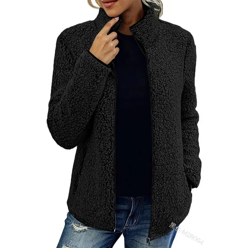 "Weiche Fleecejacke für Damen, modisch und warm, in Blau, Burgunderrot, Grau oder Olivgrün. Perfekt für kalte Tage."