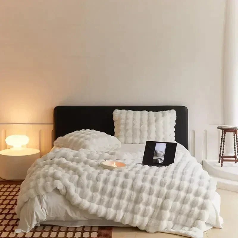 Weiche Kunstfelldecke in Beige, luxuriös und tragbar, perfekt für gemütliche Wärme zuhause oder unterwegs.