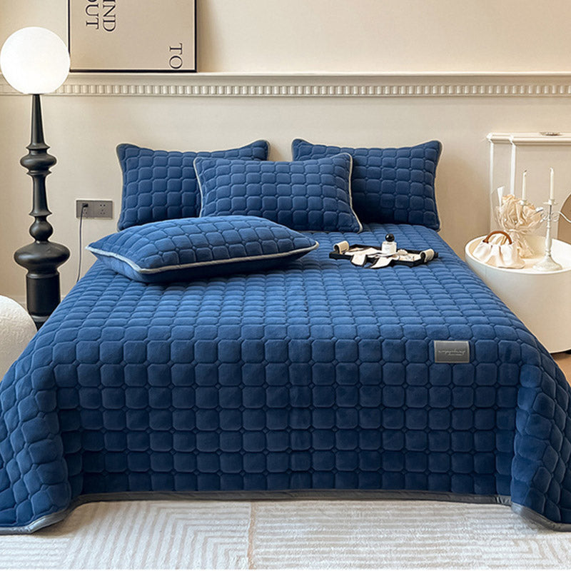 "Weiche Tagesdecke mit quadratischer Textur, moderne Decke in Blau, ideal für Wohn- oder Schlafzimmer Dekor."