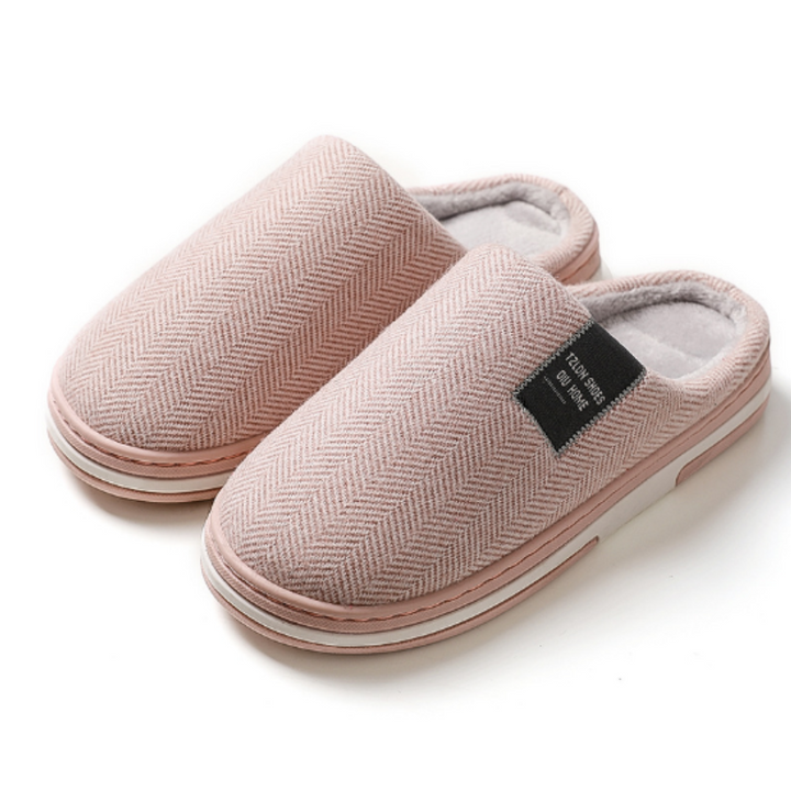 Seitliche Ansicht der rutschfesten Sohle von weichen Unisex Kuschel-Slippern, die Komfort und Sicherheit zuhause bieten.