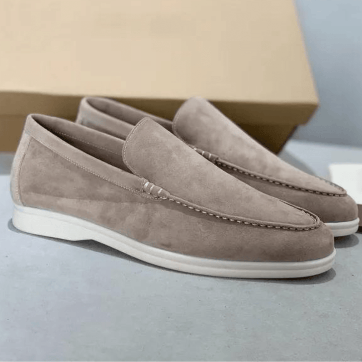 "Weiche Wildleder-Loafer für Herren, elegant und vielseitig, perfekt für Freizeit- und Business-Looks, in Beige und Braun."