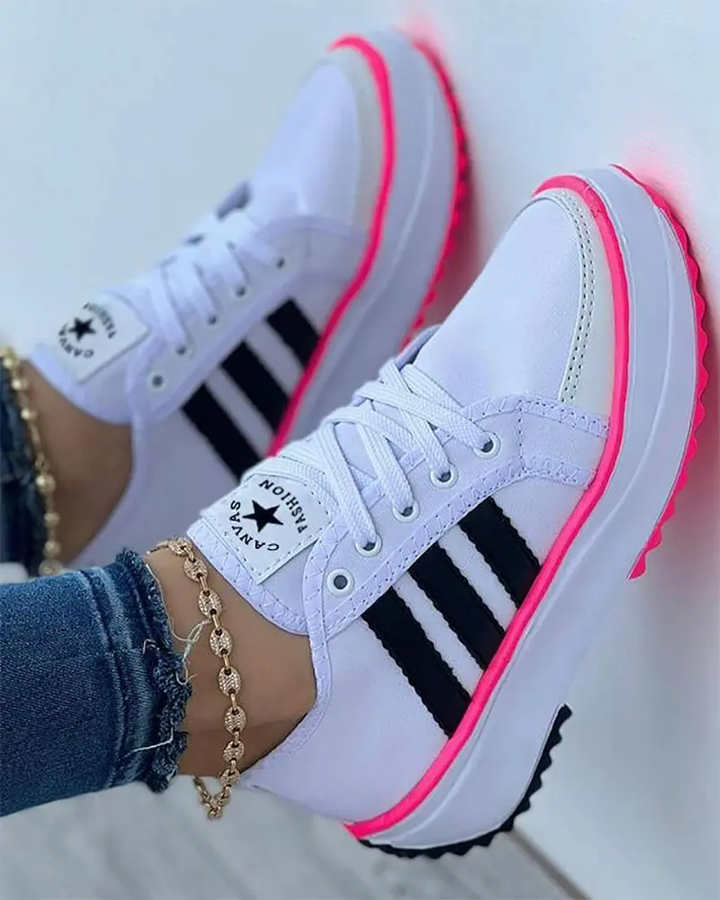 Weiße Damen Comfort Sneakers mit rutschfester Sohle und schmerzlinderndem Design, ideal für Alltag und Freizeit.