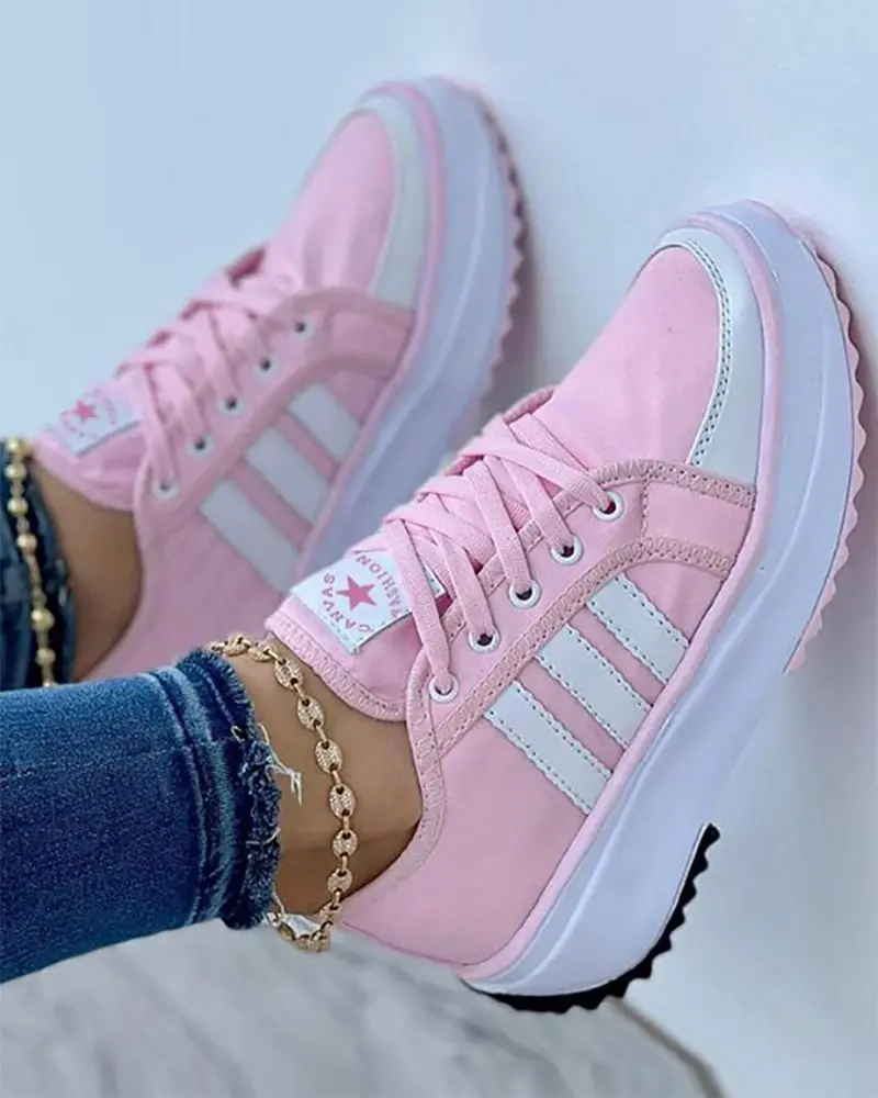 Weiße Damen Comfort Sneakers mit rutschfester Sohle und schmerzlinderndem Design, ideal für Alltag und Freizeit.