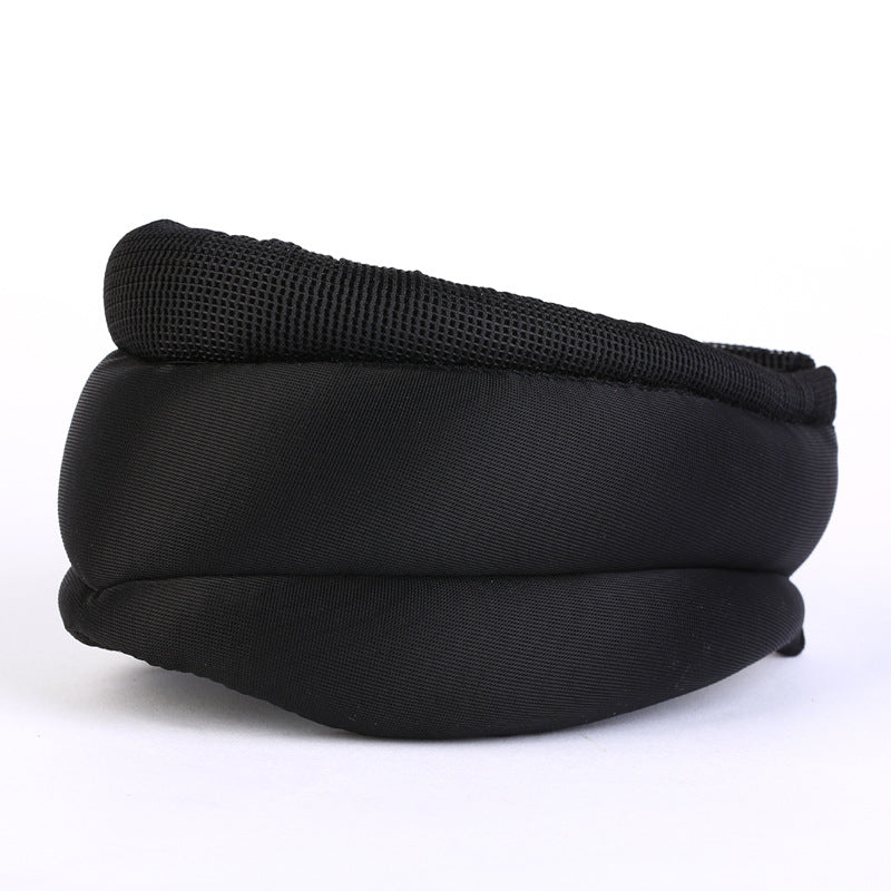 "Weißes Anti Schnarch Kissen, ergonomisch geformt, mit eleganten Nähten für besseren Schlaf und reduzierte Schnarchgeräusche.