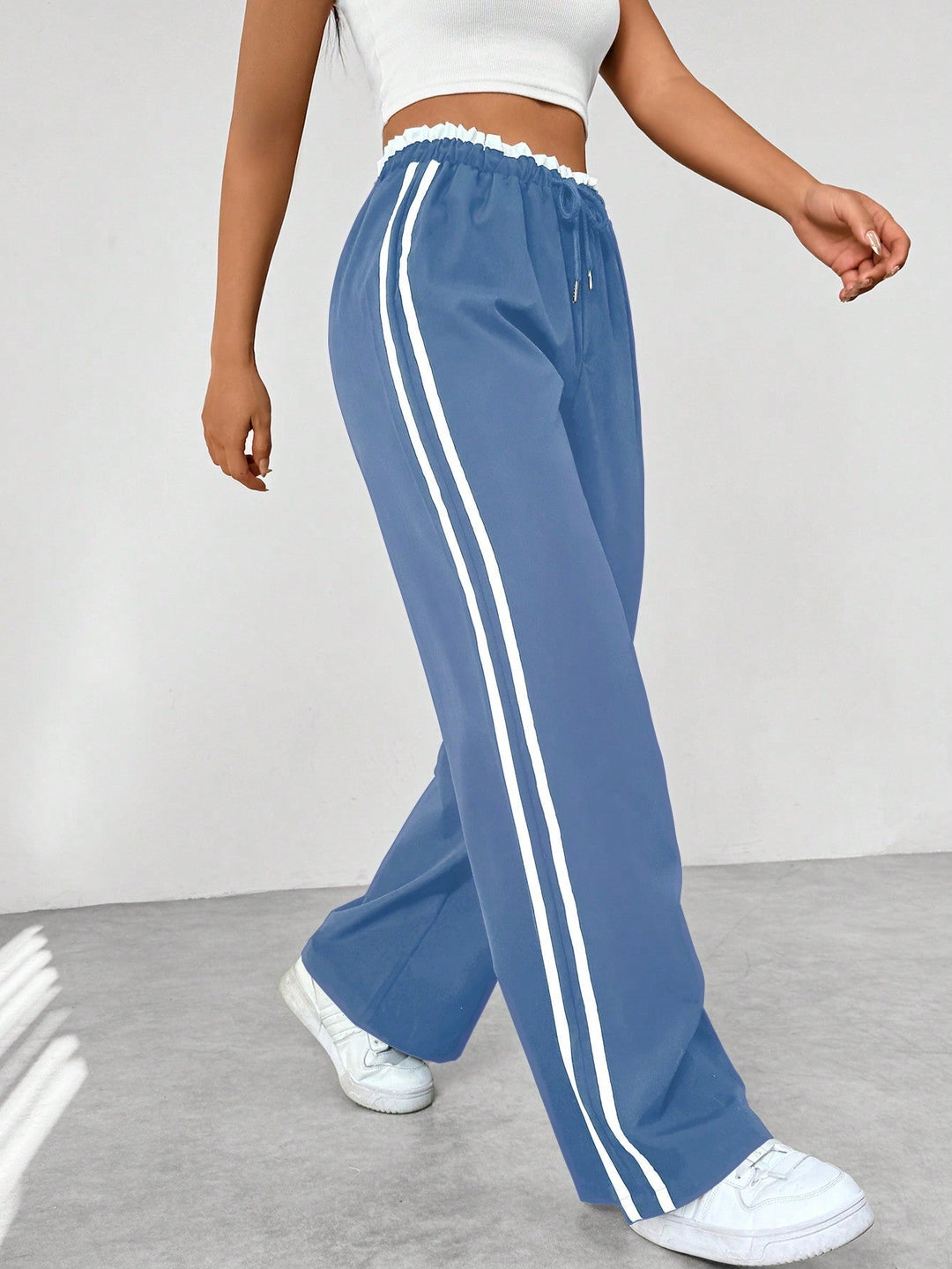 Weite, komfortable Sporthose für Damen mit weitem Bein, ideal für Freizeit und Sport.