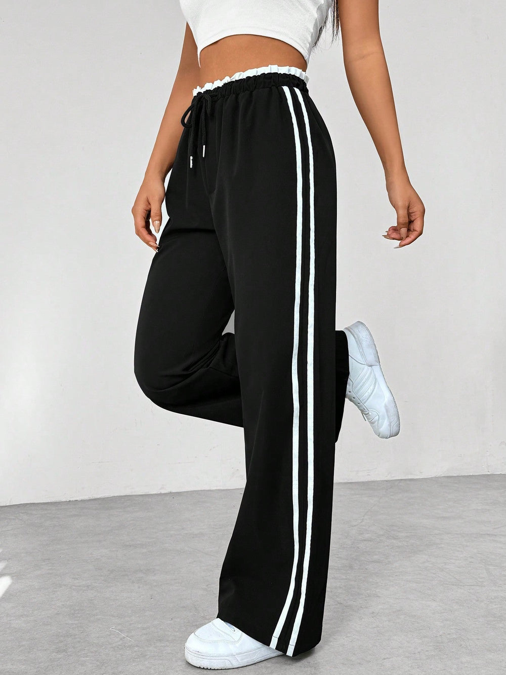 Modische Damenhose mit weitem Bein, elastischem Bund und Kordelzug für optimalen Komfort & Passform.
