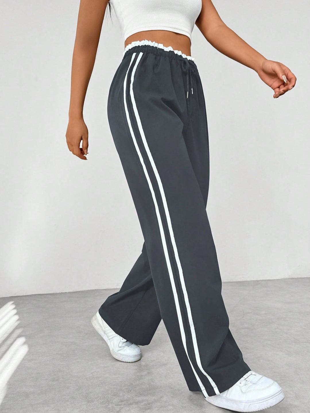 Elegante Damenhose mit weitem Bein, vielseitig kombinierbar für Sport, Freizeit und Streetstyle.