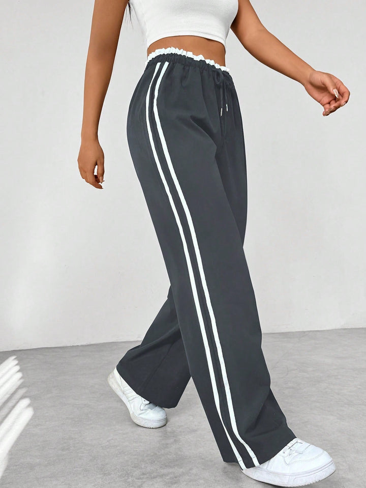 Elegante Damenhose mit weitem Bein, vielseitig kombinierbar für Sport, Freizeit und Streetstyle.