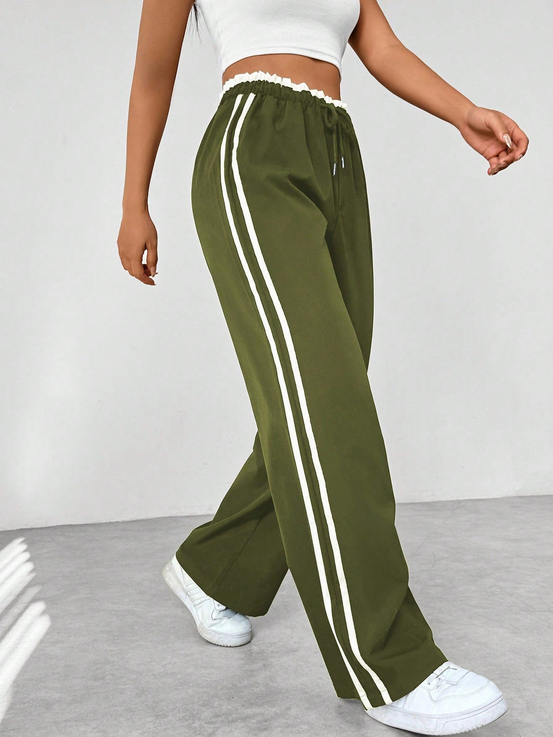 Bequeme Damenhose mit weitem Bein, elastischem Bund und Kordelzug – vielseitig & modisch.