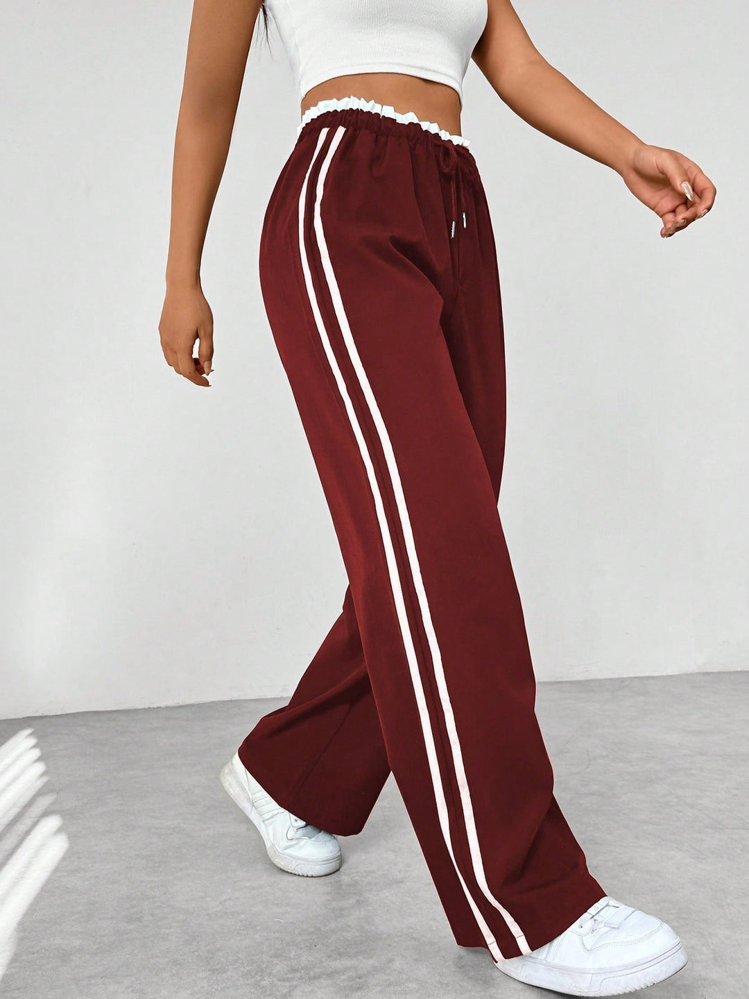Moderne, komfortable Damenhose mit weitem Bein, elastischem Bund für eine perfekte Passform.