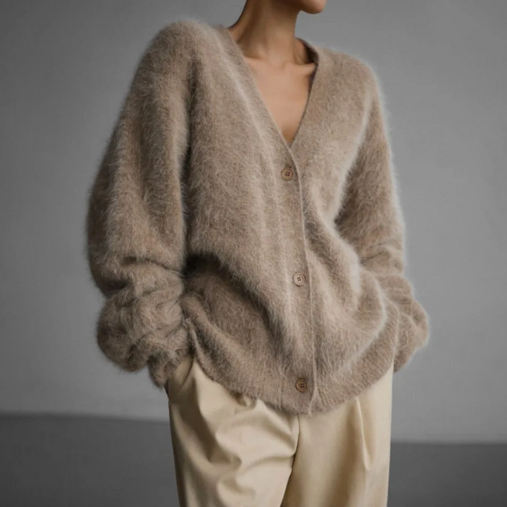 Wendbare Damen Strickjacke mit Kuhmuster, kuschelig & stilvoll für Herbst & Winter.