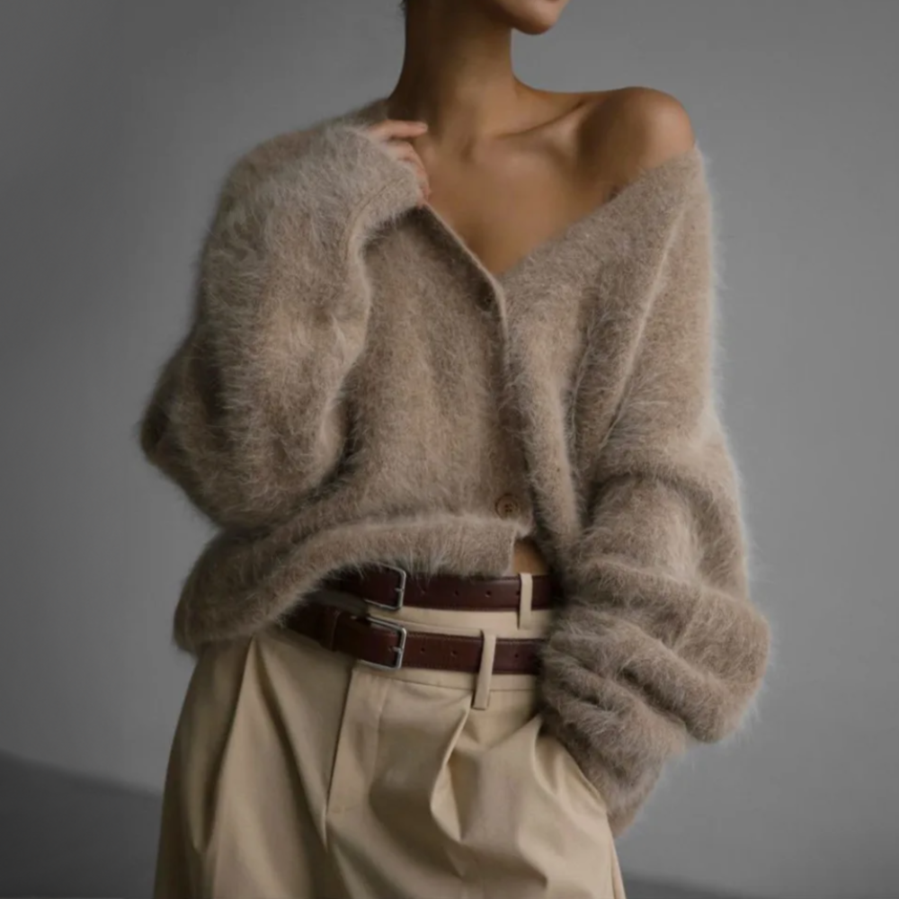 Gemütliche, warme Damen Strickjacke, wendbar mit trendigem Kuhmuster für kalte Tage.