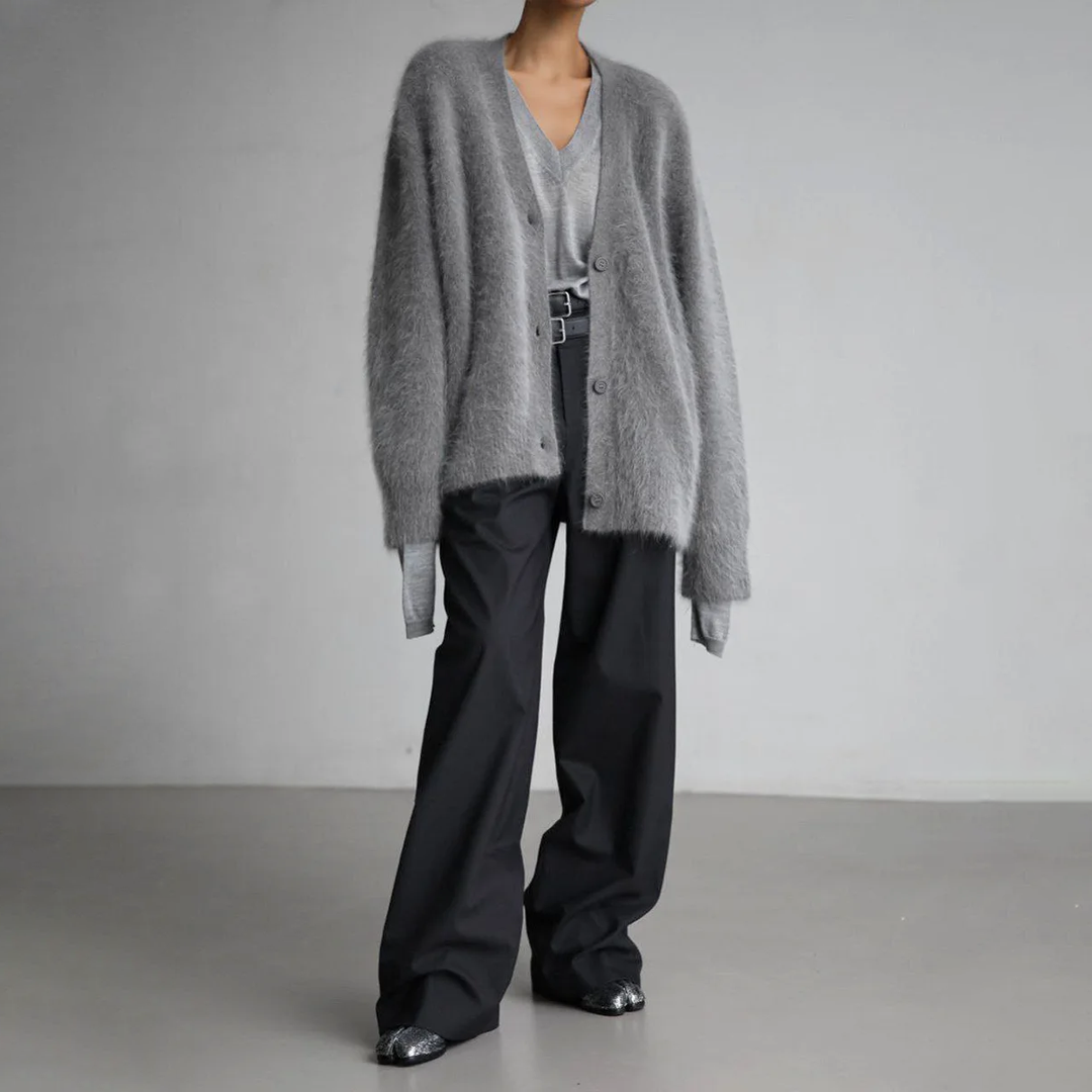 Modische, wendbare Damen Strickjacke im Kuhmuster, ideal für verschiedene Winteroutfits.