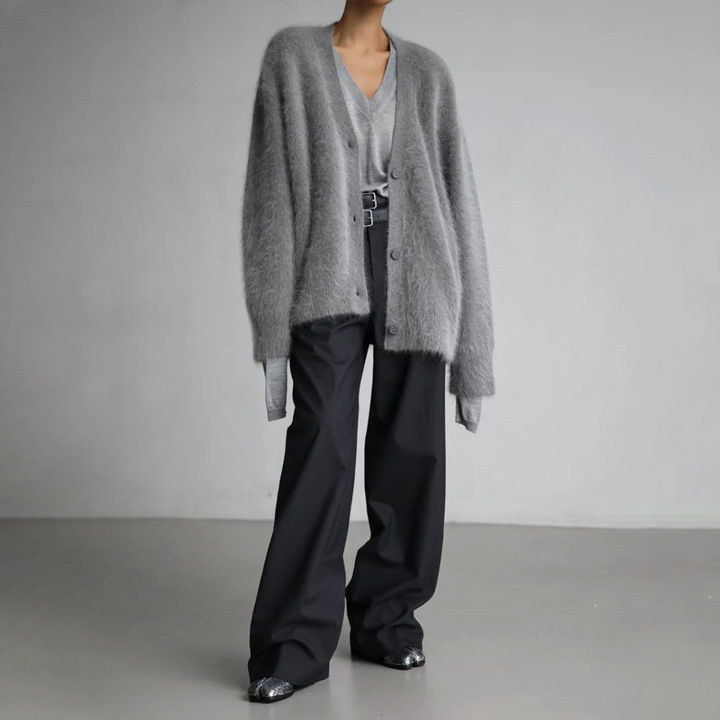 Modische, wendbare Damen Strickjacke im Kuhmuster, ideal für verschiedene Winteroutfits.
