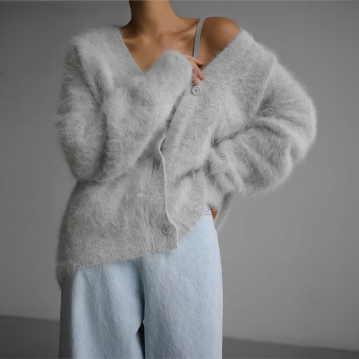 Trendige Damen Wendestrickjacke mit auffälligem Kuhmuster, kuschelig & vielseitig für kalte Saison.