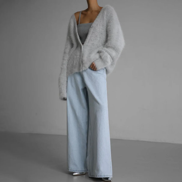 Elegante Damen Strickjacke mit Kuhmuster, wendbar & warm, Must-have für Herbst-Winter-Garderobe.
